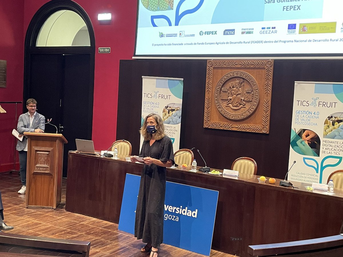 Rafael Pagan, Director de <a href="/IA2_UZ_CITA/">IA2</a> destacando la importancia de la #innovación en en el sector de #frutas y #hortalizas en la apertura oficial de la jornada, junto con Licia Soriano, Directora Gerente de <a href="/CITAAragon/">CITA Aragón</a>