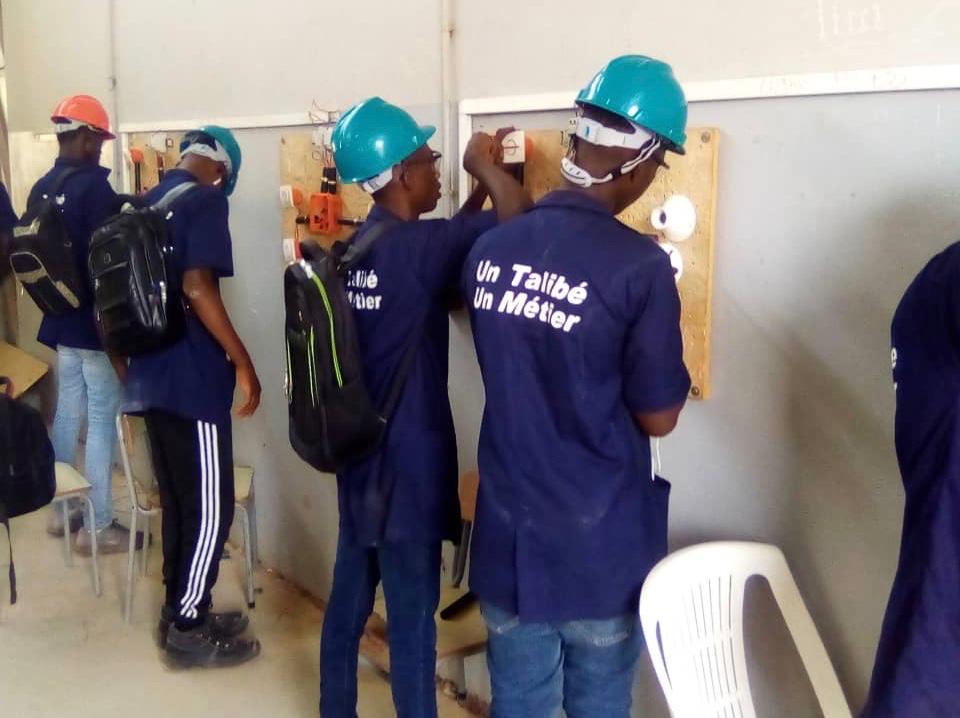 Un talibé, un métier:En haillons, la peau boursouflée par la gale, une boîte de concentré de tomates vide aux pieds pour recueillir l’aumône, ils ne sont pas les « talibés ». Avec Génération Saalih, ils sont des jeunes talentueux avec une éducation religieuse très appréciée