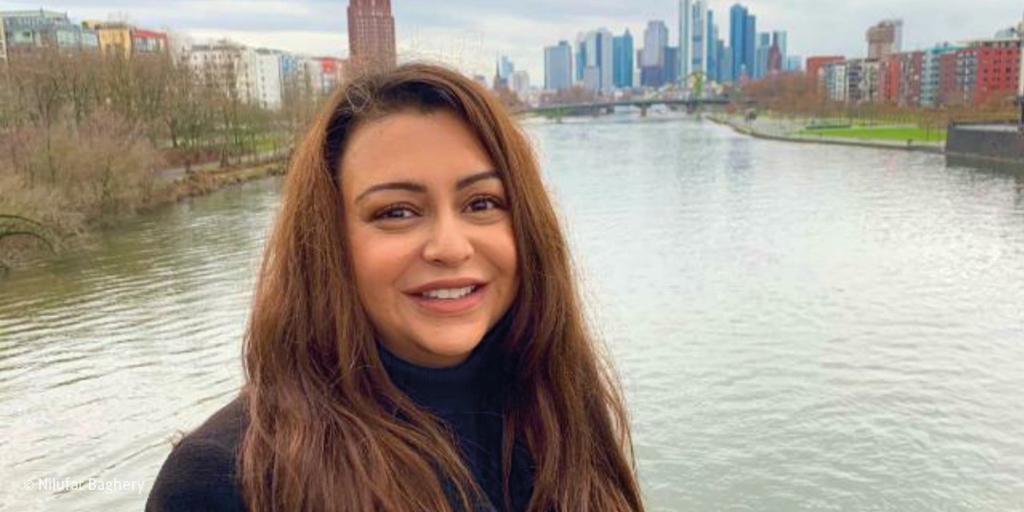 IntegrationBund's tweet photo. Ein Unternehmen zu übernehmen, ist immer eine Herausforderung. Nilufar Baghery vom Pflegedienst Lavendel in Frankfurt hat es getan. „Der einfache Weg ist nicht immer der Beste, das haben mir meine Eltern vorgelebt“, sagte sie im Gründerinnen-Talk. @RKW_Experten #DasIstIntegration https://t.co/e0eUF2MC6L