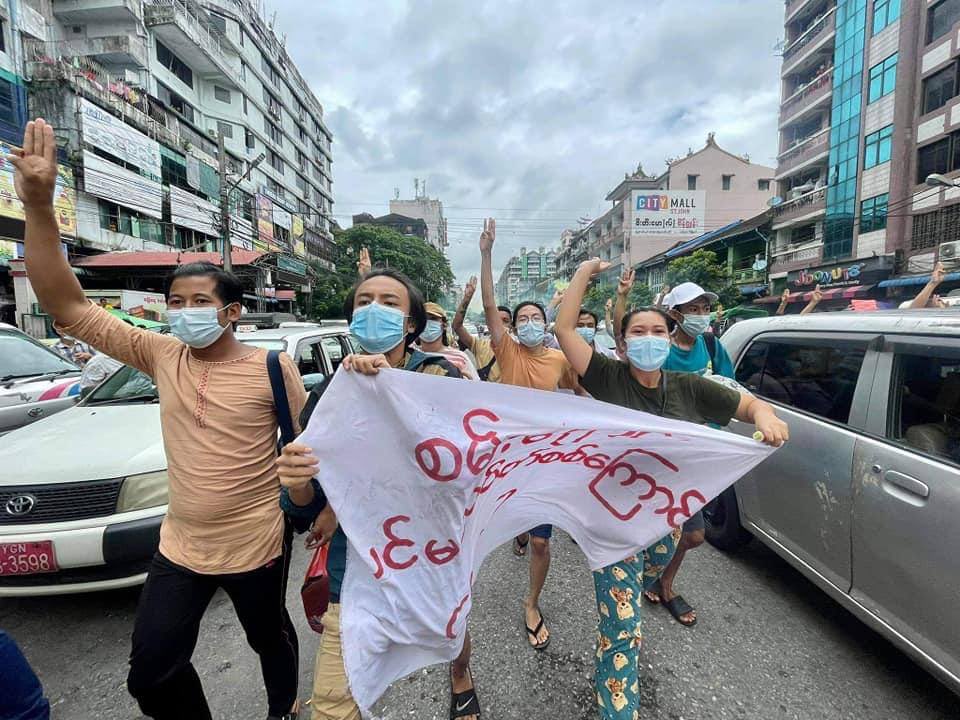 beeniesu's tweet photo. Yangon: Unrelenting young protesters staged another successful flash strike by marching on the streets near NyaungPinLay Market while flashing Three fingers salute, symbol of resistance. #June22Coup #WhatsHappeningInMyanmar https://t.co/eoCM9DEJhl