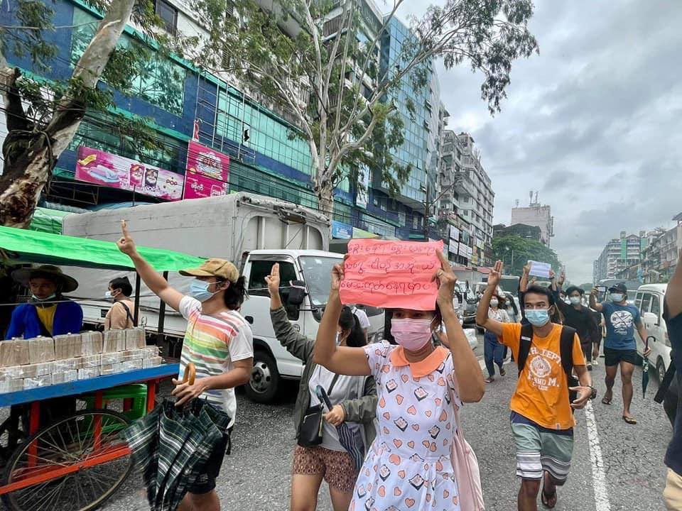 beeniesu's tweet photo. Yangon: Unrelenting young protesters staged another successful flash strike by marching on the streets near NyaungPinLay Market while flashing Three fingers salute, symbol of resistance. #June22Coup #WhatsHappeningInMyanmar https://t.co/eoCM9DEJhl