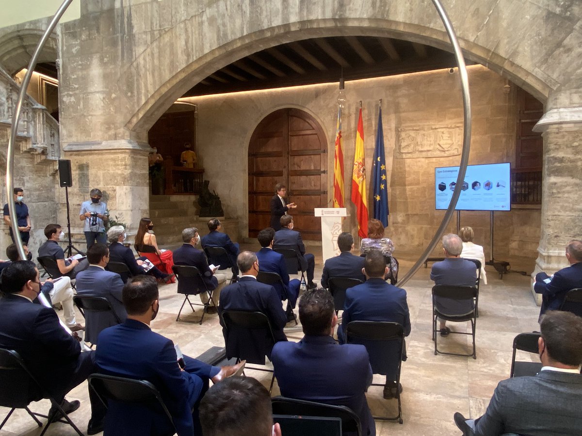 GVAhisenda's tweet photo. 🗣 @jogardua: Entre los objetivos que se ha marcado la @generalita se encuentra 

🔢 Avanzar en la implantación del #DatoÚnico 
🦠 Mayor conciencia sobre la #ciberseguridad
👩‍💻 Promover las competencias digitales de la ciudadanía y empleados públicos

@vicentsolerm @generalitat https://t.co/dOK0EJrBjC