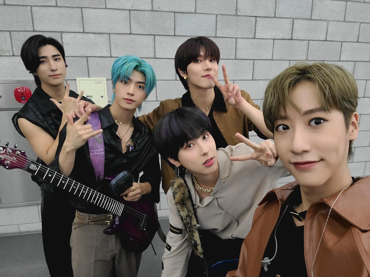 official_ONEWE's tweet photo. [#ONEWE]

잠시 후 6시, SBS MTV 더쇼에서 
위브 여러분을 위해 꽃을 피울 원위의 
비를 몰고 오는 소년 무대 함께 만나요🤎

#원위 #위브 #비를_몰고_오는_소년 https://t.co/3Qsw9VYoJC