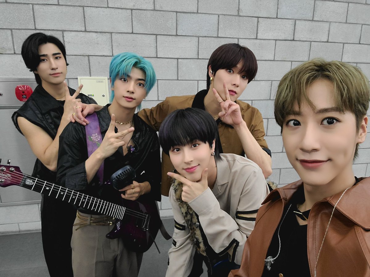 [#ONEWE]

잠시 후 6시, SBS MTV 더쇼에서 
위브 여러분을 위해 꽃을 피울 원위의 
비를 몰고 오는 소년 무대 함께 만나요🤎

#원위 #위브 #비를_몰고_오는_소년