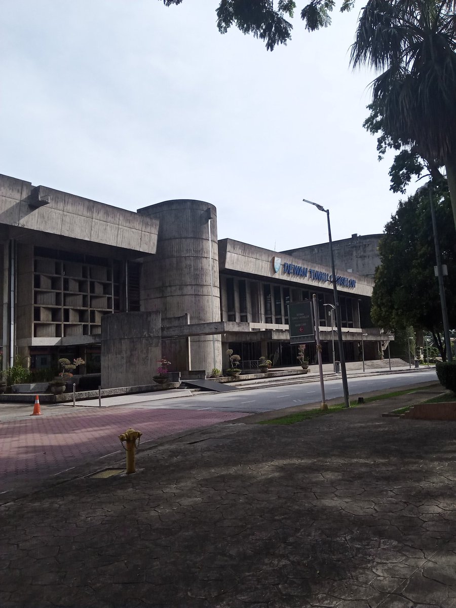 isma8079's tweet image. Hampir 2 tahun covid melanda,logo tahun d um tetap di letak kan tanpa penghuni,tanpa pelajar ,kesibukan cepat lah beransur covid di muka bumi ni ,Ya Allah ko pulih kan lah semula bumi ini .