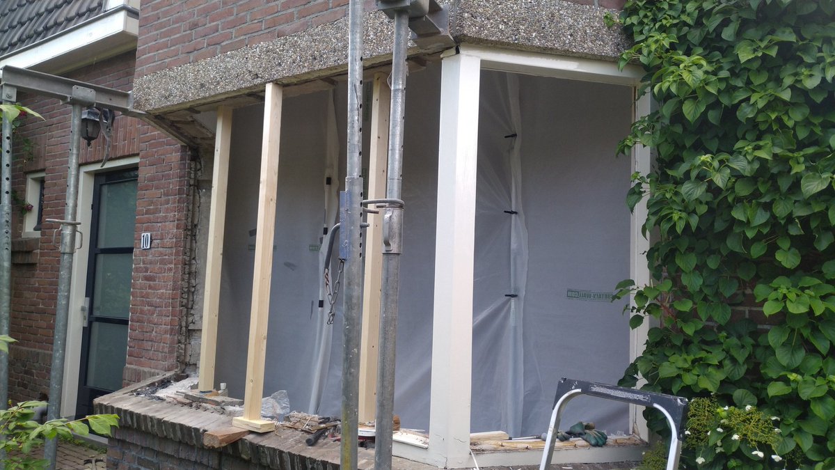 Nieuwe erker kozijnen plaatsen