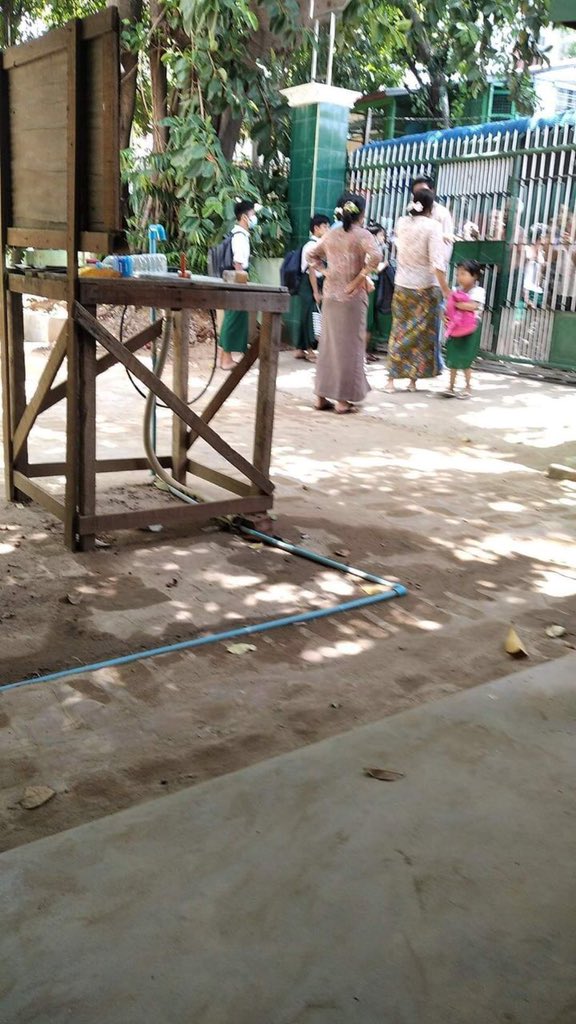 Mandalay ❗️❗️
The parents are picking up the children at BEMS(6), Mandalay around 2 pm but the teachers Do Not Allow to take them home.

#WhatsHappeningInMyanmar
#June22Coup