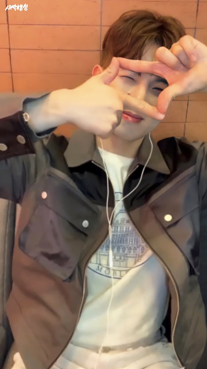 Mobler_Wear's tweet photo. '#엔플라잉 #희승' 님께서 '호텔 엠블럼 프론트 티셔츠 [크림]' 상품 착용해주셨습니다 ♥

상품 정보: https://t.co/sAzQ6m4fRJ

#모블러웨어 #mobler #권트윈스 #NFlying #희승 #티셔츠 #반팔티 #반팔티셔츠 #오버핏 #오버핏티셔츠 https://t.co/ISJZzSy0H4