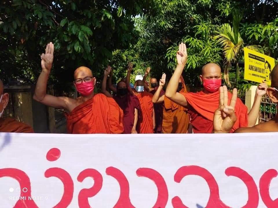 S49317621's tweet photo. Banner with "We are Protesting Peacefully" by #Mandalay Sangha Union marched against the military dictatorship. 
#June22Coup 
#WhatsHappeningInMyanmar 
#UnfetteredAccessForAids https://t.co/xovjI7gw4D