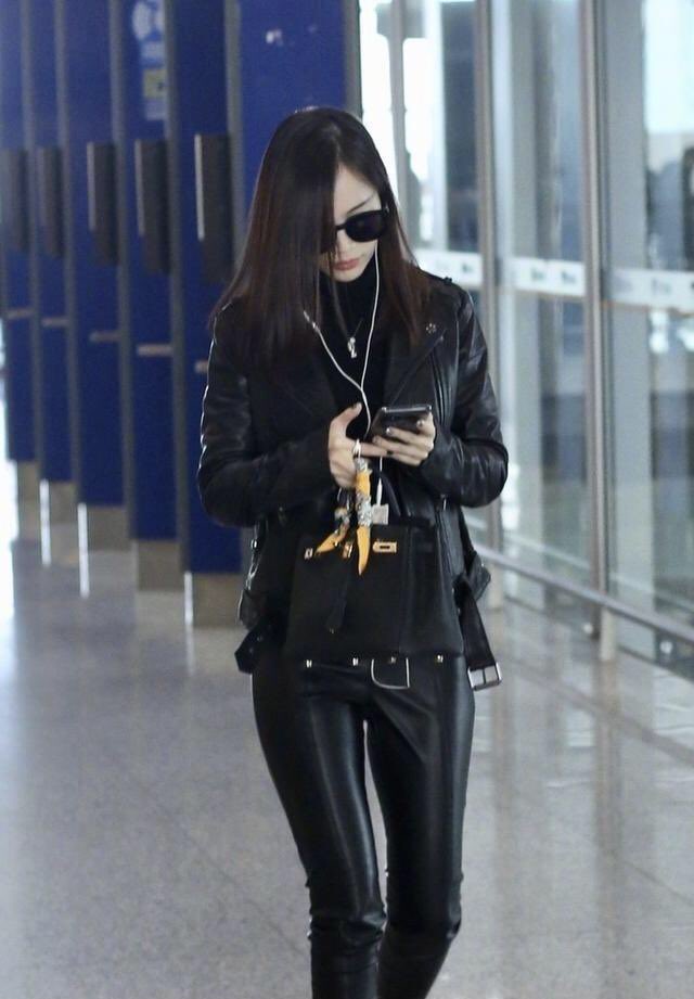 leatherinchina's tweet photo. 強者感があり近づき難い雰囲気があるのがまた良い。
優しそうなのに、
首を一度掴んだら中々離してくれならそう。
首掴まれたまま地面に引き摺られて、彼女のレザーの香りを足の真横から嗅ぎたい。

#レザーレギンス #レザー #レザーフェチ #美女 #中国 #中華圏 #セクシー #leatherleggings #sexy https://t.co/BdApLqADui