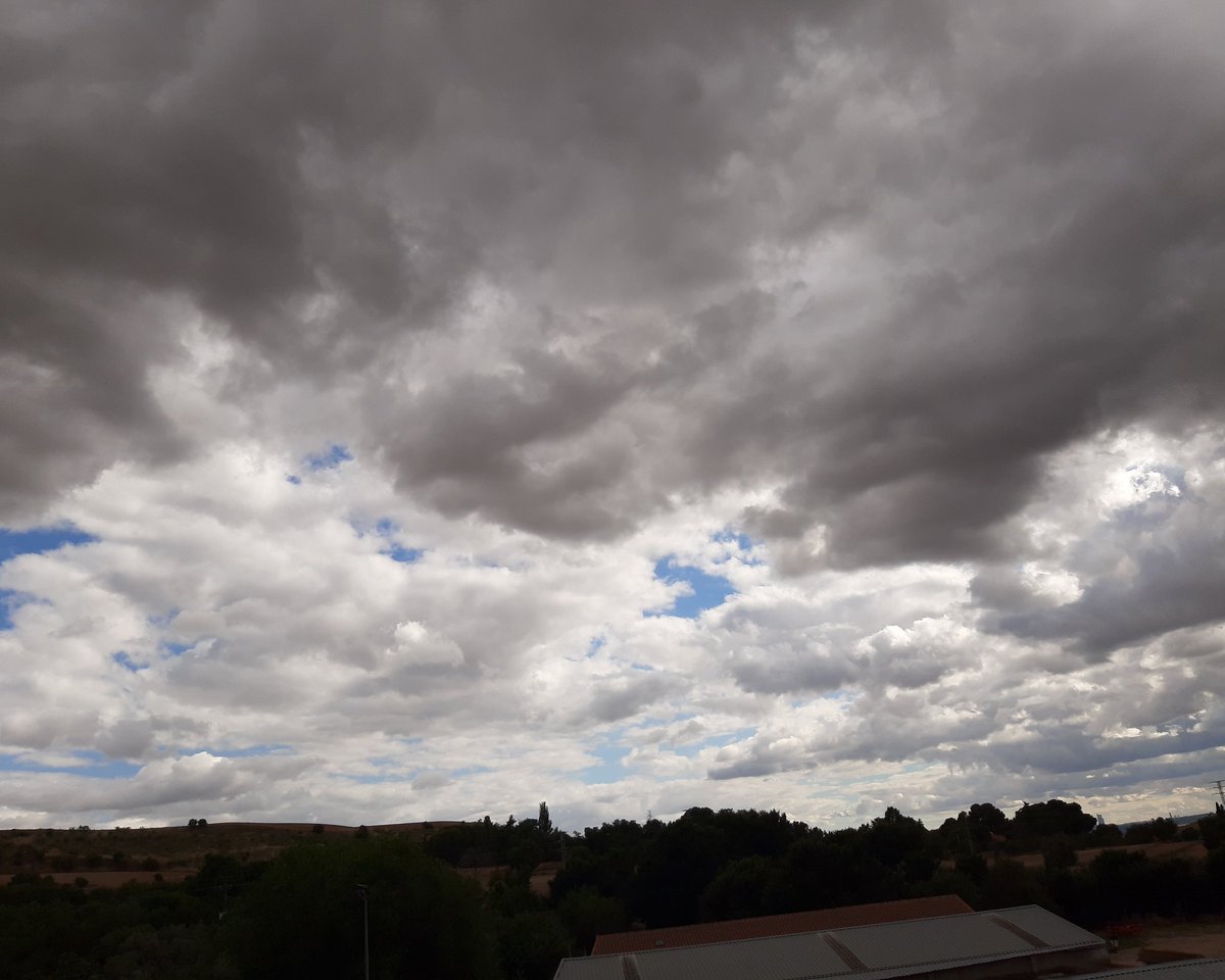 celesgalan64's tweet photo. Se fue haciendo paso la #luz para dejar ver el #cielo #azul de #Verano 
#Algete #Madrid 
#nubes #clouds #nuages #nuvol #hodei https://t.co/c670ozShUN