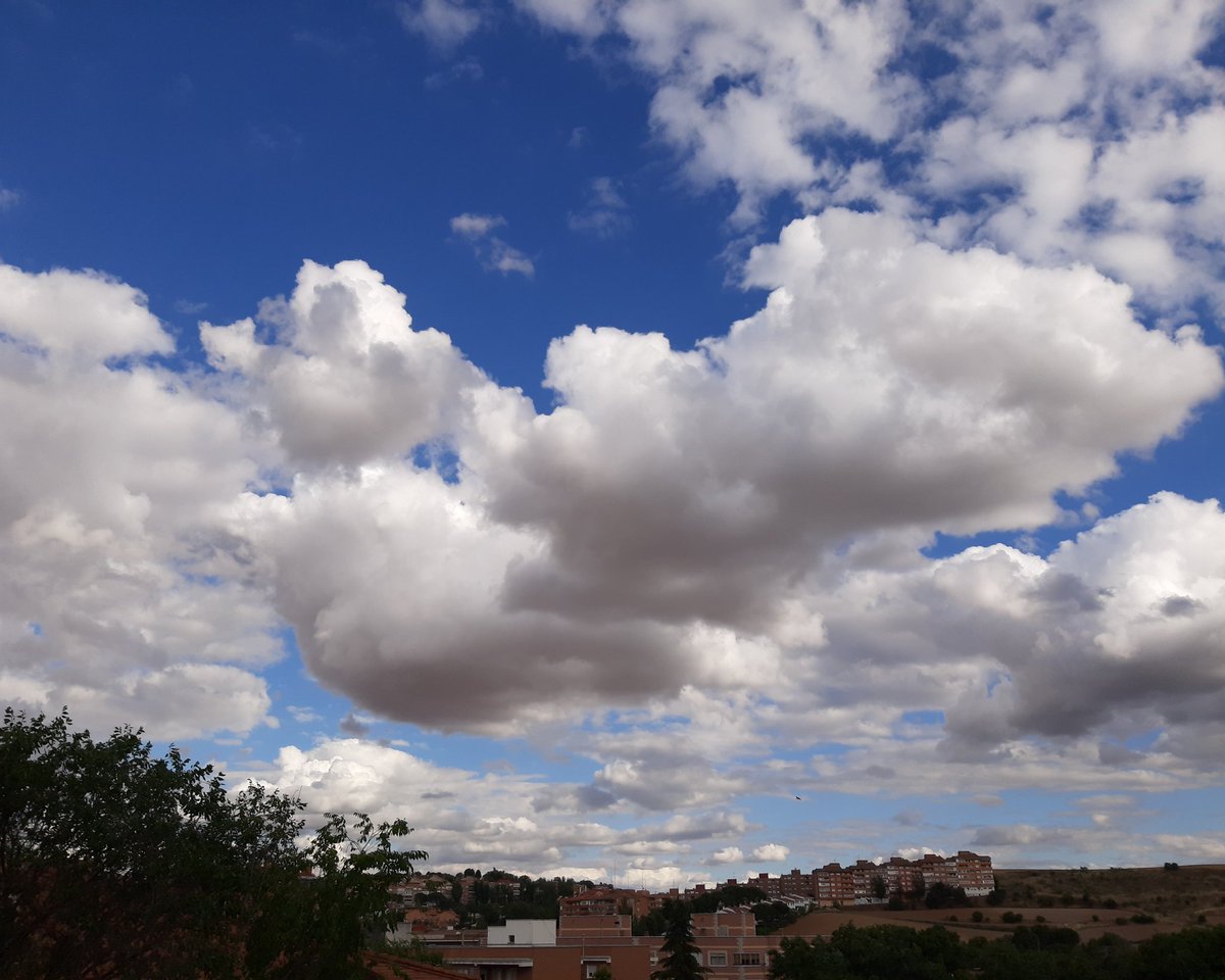 celesgalan64's tweet photo. Se fue haciendo paso la #luz para dejar ver el #cielo #azul de #Verano 
#Algete #Madrid 
#nubes #clouds #nuages #nuvol #hodei https://t.co/c670ozShUN