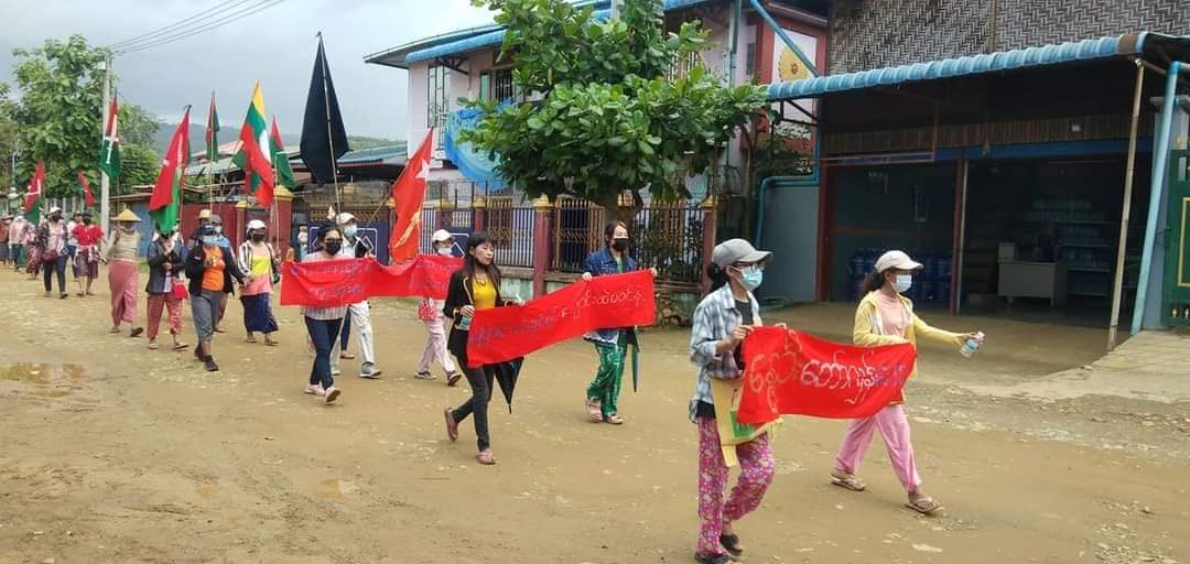Loonnage93's tweet photo. On 22 June, the people of #LoneKhin Tract in Hpakant protested against the military rule.

#UnfetteredAccessForAids
#June22Coup
#WhatsHappeningInMyanmar
https://t.co/fx7EHvKoih