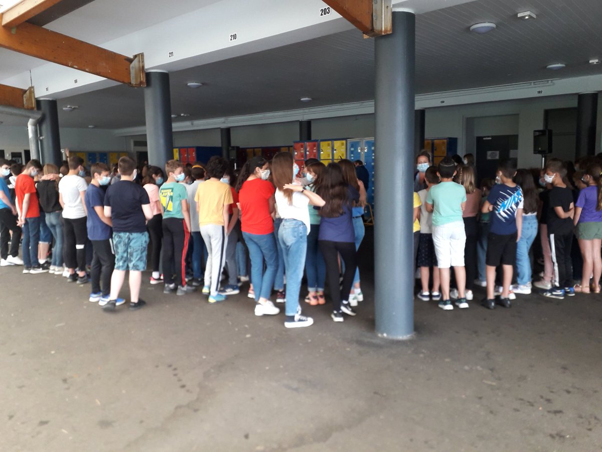 ReneGond's tweet photo. Fête de la musique au collège avec tous les 6e et deux classes de l'école du Treuil . Liaison école collège https://t.co/JCChYRbHUt