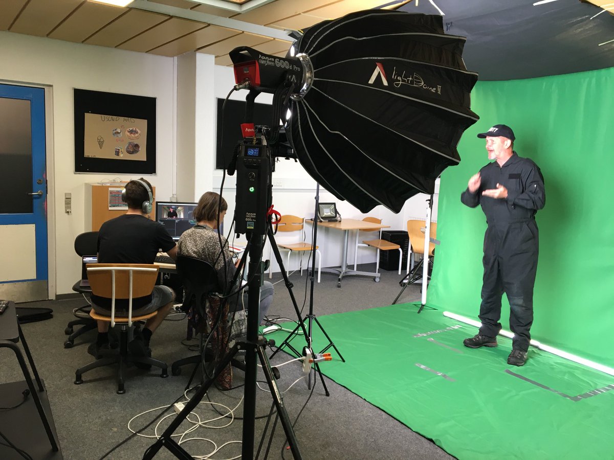 Vi har 836 elever med til en digital udgave af Skolernes Krimimesse og vi sender bla. live fra et studie på #Bankagerskolen. Normalt er vi alle samlet på #Fængslet, men den går ikke - og så er det jo godt m en grøn skærm. #skolechat