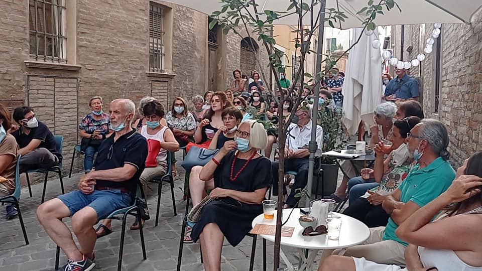 Unicam a Passaggi Festival: 
per i Calici di Scienza il Prof. Flavio Travasso all'Uccellin Bel Verde ha parlato di #Fisica, #buchineri e #ondegravitazionali.
#passaggifestival #fano #unicam #scienza #estate2021