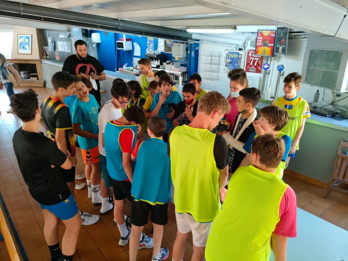 victorespeso's tweet photo. Cloenda temporada 20-21, no tinc clar com d'escriure la temporada sincerament... però mil gràcies a tots per no defallir en cap moment. Orgullós de la feina feta per tot els integrants del Club @UESarria77 del primer a l'últim! 💪🦈😉 #Juntsmésforts #nextdance https://t.co/9wdHaMB3A3