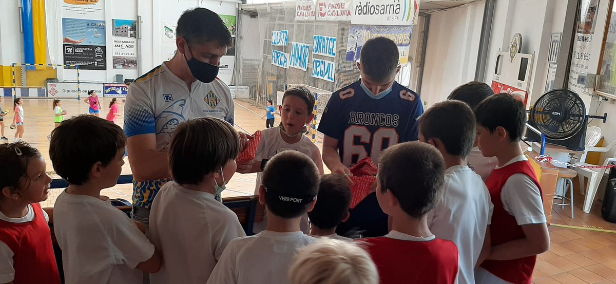 victorespeso's tweet photo. Cloenda temporada 20-21, no tinc clar com d'escriure la temporada sincerament... però mil gràcies a tots per no defallir en cap moment. Orgullós de la feina feta per tot els integrants del Club @UESarria77 del primer a l'últim! 💪🦈😉 #Juntsmésforts #nextdance https://t.co/9wdHaMB3A3