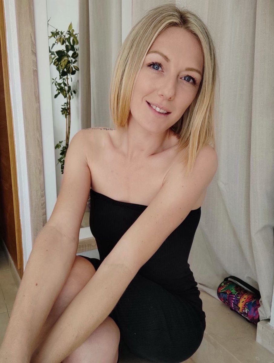 xPrettyPollyx's tweet photo. Get you a girl who can do both 😜 https://t.co/br0aVbaOIU