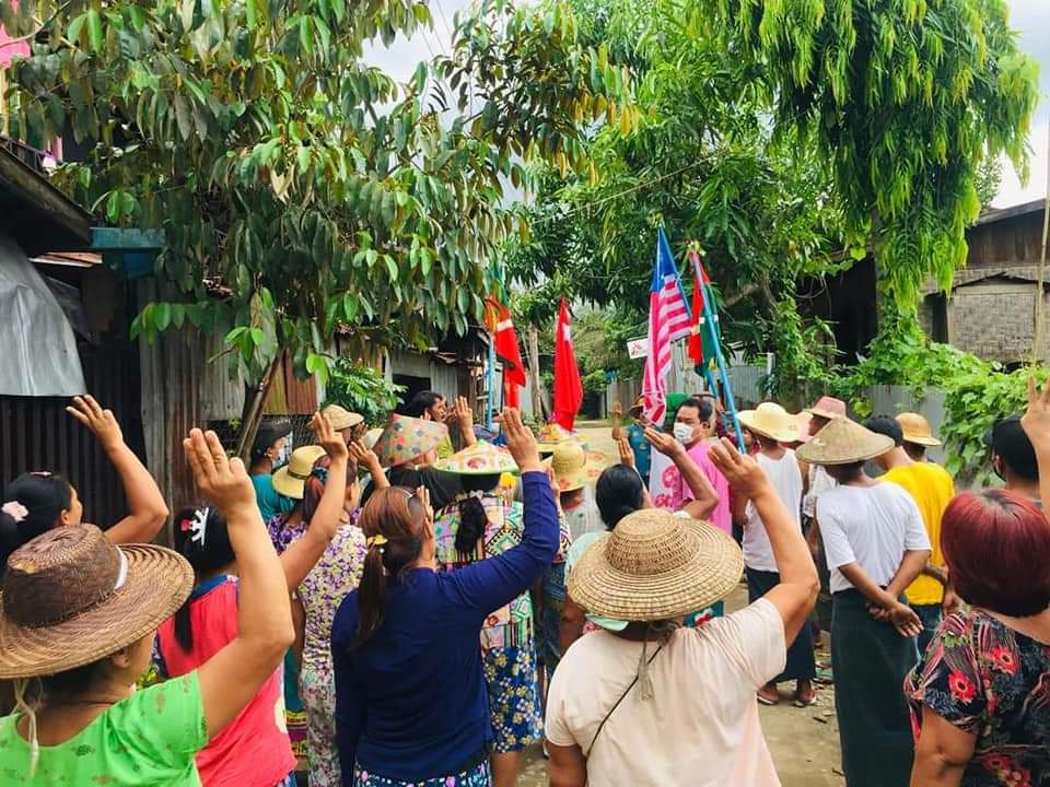 LeeDam_3's tweet photo. Amid obstacles and arrests, the people in #TamakhanMyoThit, Hpakant Tsp demonstrated to overthrow the military dictatorship. 

#UnfetteredAccessForAids
#June22Coup
#WhatsHappeningInMyanmar https://t.co/Ix4QhsZWT6