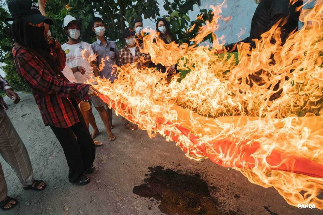 py_zun's tweet photo. Pro-democracy protestors led by Mandalay-based University students expressed their strong resistance towards military dictatorship and burned down its flag while protesting.   #WhatsHappeningInMyanmar #June22Coup #UnfetteredAccessForAids https://t.co/1TWZKaL8Ir