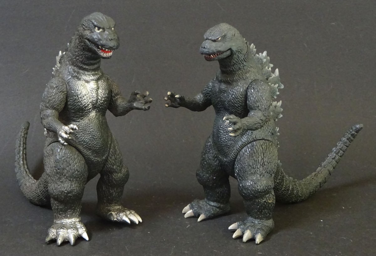 発掘したとんでもない物とは、バンダイのゴジラ'84でした。左が速水