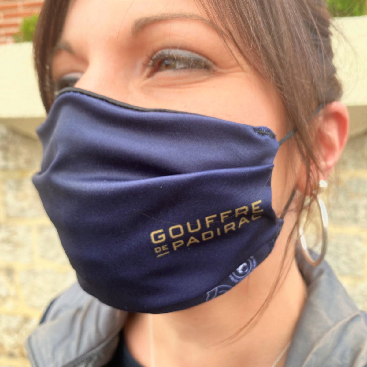 Cette année, le Gouffre de Padirac a collaboré avec <a href="/IZBAC/">IZBAC</a> pour équiper ses saisonniers en masques UNS1 certifiés et adaptés, avec notamment des masques sportifs pour ses guides-bateliers 👍🇫🇷 🇪🇺
#gouffredepadirac #anticovid #équipe #masque