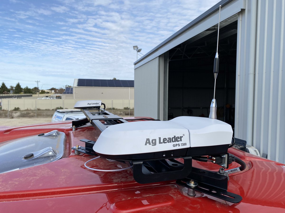 tonk_elec's tweet photo. The boys finished off this tidy install on new Case MXM125
@AgLeaderTech #DualTrac with #SteerCommandZ2 #InCommand800 display & custom Hydraulic valve install
@agleaderAP https://t.co/IVDjadV9ov
