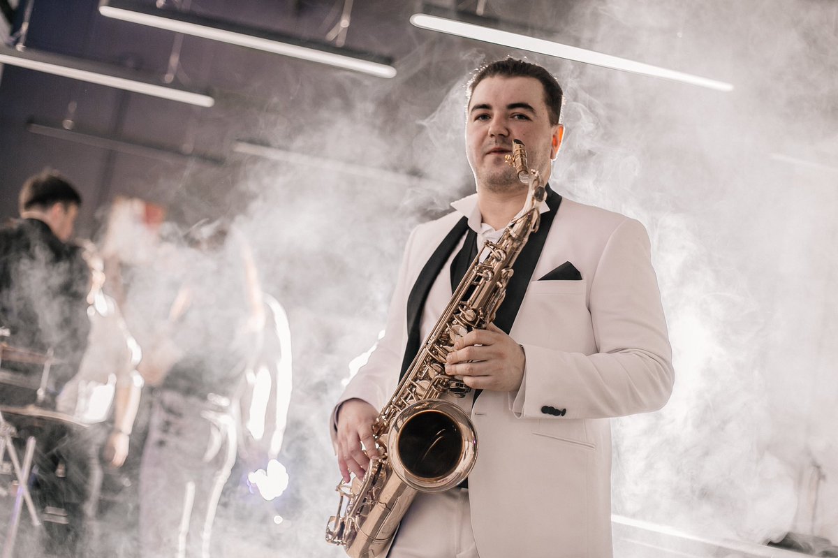 MboMind's tweet photo. Hi! My name is Yura and I play sax at MBO
#sax #saxophone #horns #brass #mbo #mindblowingorchestra #orchestra #suit #jacket #concert #stagefog #electroswing #swing #music #musician https://t.co/kMNcsE5R3B