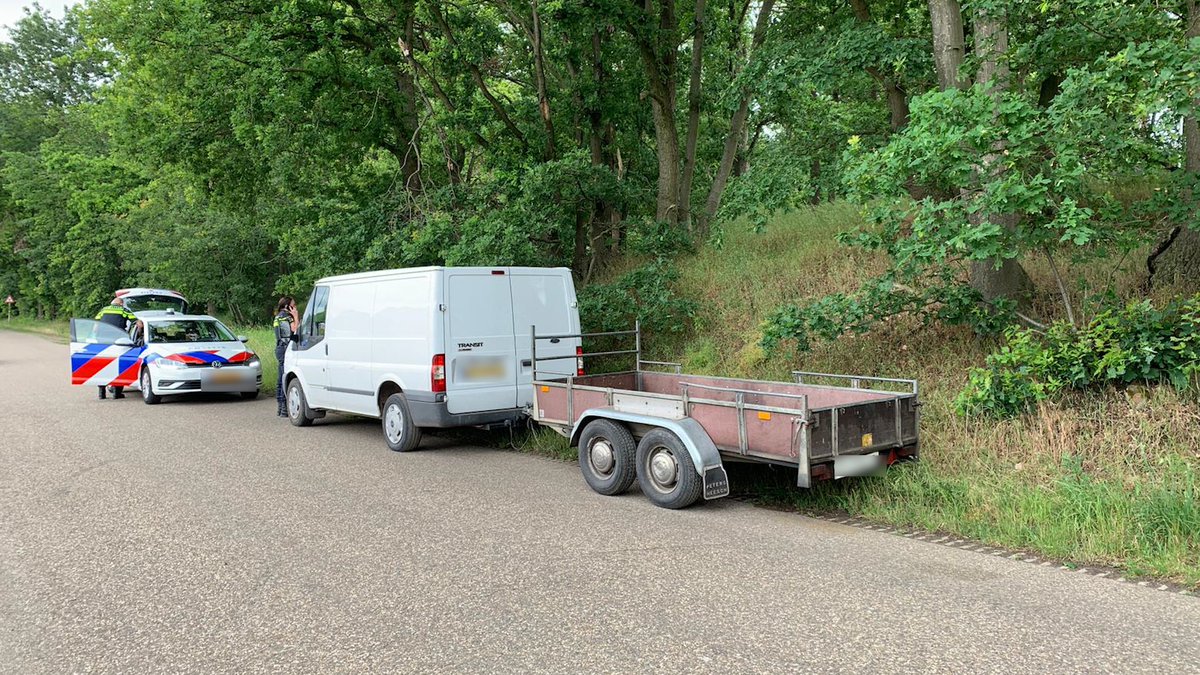De politie heeft twee auto's klemgereden en twee personen aangehouden op de Hoverhofweg in Hout-Blerick...