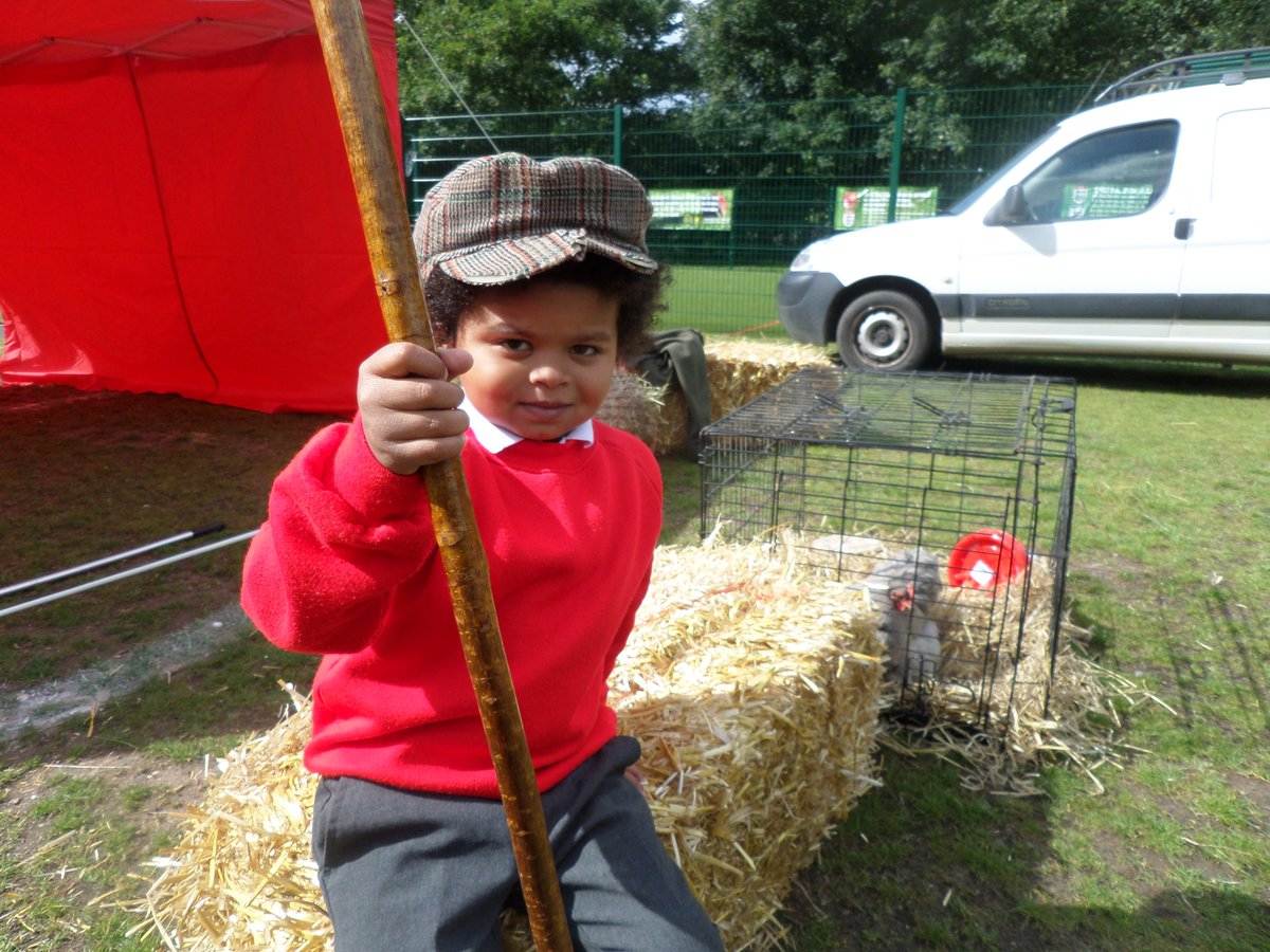 StGilesPrimary's tweet photo. We're having a great morning with Southfields Farm @FFLWalsall ! https://t.co/6pacZd0S6c