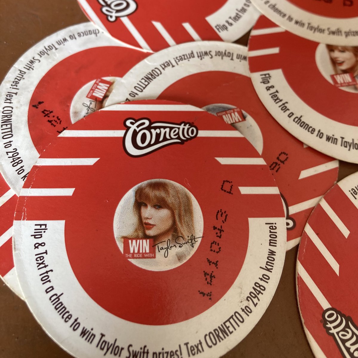 chizswift13's tweet photo. pov you're an asian swiftie in 2014 https://t.co/V0EdVtcih7