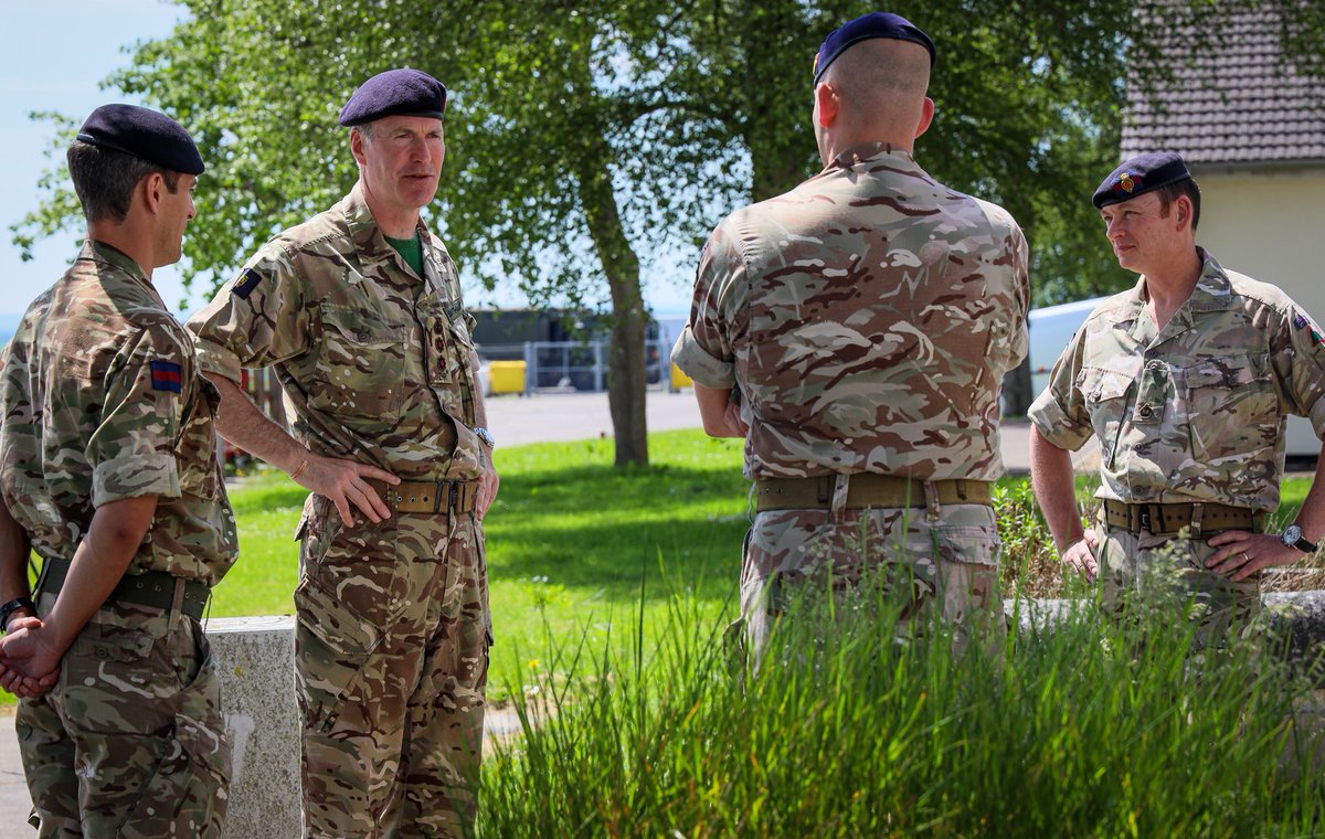 HCav1660's tweet photo. Upavon welcomed a visit from Lieutenant-General Sir Edward Smyth-Osbourne, Colonel Life Guards and Gold Stick, where he spoke to some #TrustedGuardians and examined our new Ajax simulators and gunnery trainers.

#ArmyJobs #ArmyConfidence #FindWhereYouBelong https://t.co/50SsPsYFja