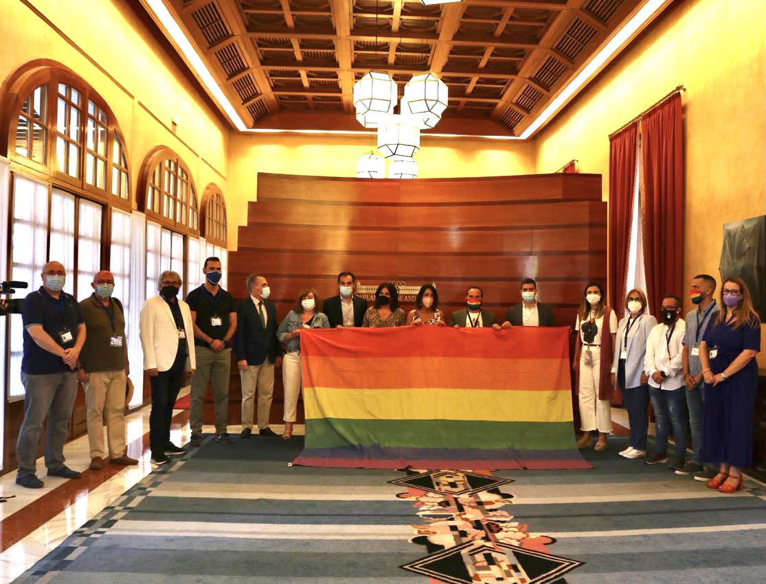 SergioRomeroJ's tweet photo. Hoy hemos recibido en el @ParlamentoAnd a los representantes de la Red de Municipios Orgullosos de Andalucía, que nos han entregado la Bandera #LGTBI 🏳️‍🌈

Un orgullo!🙂
#igualdad #libertad #diversidad https://t.co/UB6EngTLEj