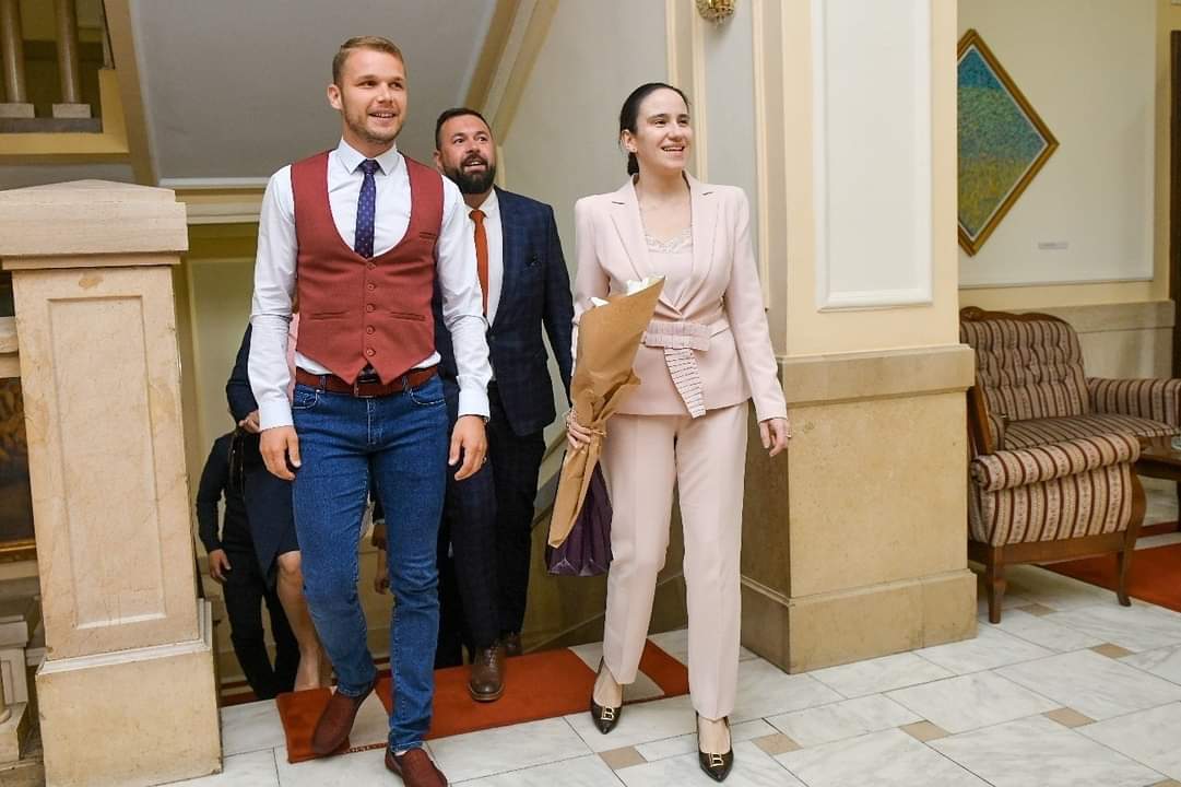 Stanivukovic_D's tweet photo. У посјету Бањој Луци управо је стигла градоначелница Сарајева Бењамина Карић. Ово је посјета од историјског значаја, посјета којом нове генерације шаљу поруку мира и пружених руку, посјета која ће највише утицаја имати на будућност. Бењамина, добро нам дошла! https://t.co/XFWEcL1ww3