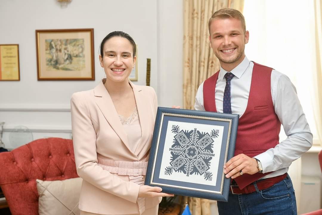Stanivukovic_D's tweet photo. У посјету Бањој Луци управо је стигла градоначелница Сарајева Бењамина Карић. Ово је посјета од историјског значаја, посјета којом нове генерације шаљу поруку мира и пружених руку, посјета која ће највише утицаја имати на будућност. Бењамина, добро нам дошла! https://t.co/XFWEcL1ww3