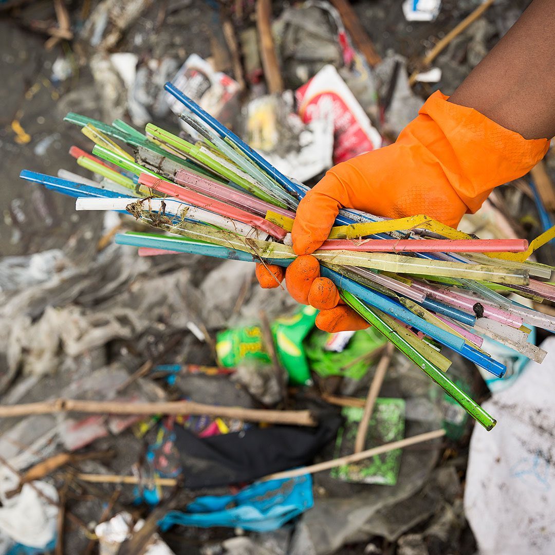 Greenpeace_Med's tweet photo. Akdeniz Havzası'nda her 4 metrekareye 1 plastik atık düşüyor. Bunların çoğunu tek kullanımlık plastikler oluşturuyor. #PlastiktenKurtul Bağlantıya tıkla, imza ver. Avrupa Birliği’nde yasaklanan tek kullanımlık plastikler Türkiye’de de yasaklansın. >> https://t.co/vL09nSY0iQ https://t.co/uzJwwND7H3
