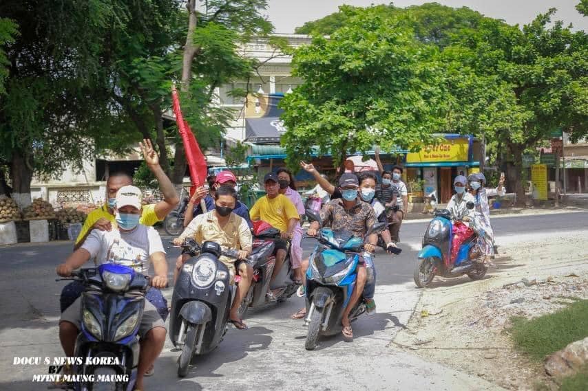 IrrawaddyNews's tweet photo. Locals and students in Monywa, Sagaing Region drove their motorbikes in a convoy on a main road in the town on Tuesday evening in protest at military rule. 

(Photo:PMN-Monywa) 
#WhatsHappeningInMyanmar https://t.co/AhbiaPGajM