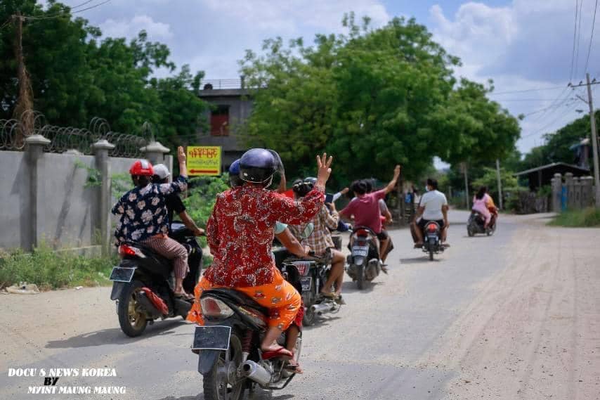 IrrawaddyNews's tweet photo. Locals and students in Monywa, Sagaing Region drove their motorbikes in a convoy on a main road in the town on Tuesday evening in protest at military rule. 

(Photo:PMN-Monywa) 
#WhatsHappeningInMyanmar https://t.co/AhbiaPGajM