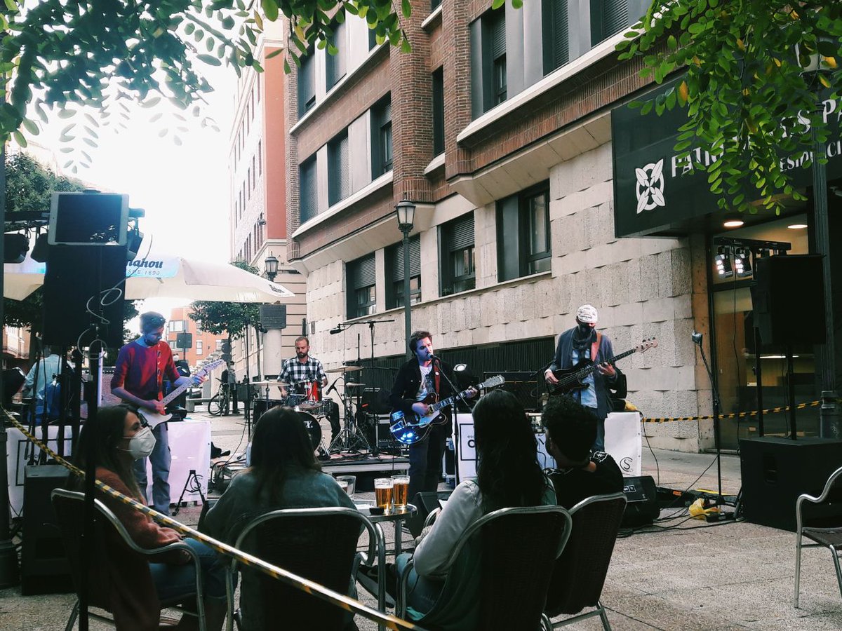 Lo de ayer (abro hilo):

La Fiesta de la Música lleva celebrándose en esta nuestra ciudad desde el año 2008 gracias a varios colectivos que comenzaron a organizar diversas actuaciones en las calles de Valladolid cada 21 de junio.