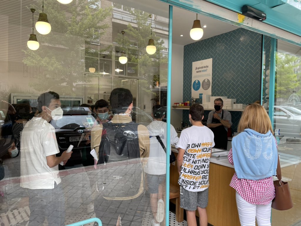 costa_fleming's tweet photo. Hoy es el #primeday2021 y nosotros hemos visitado el #comerciolocal de toda la vida, fomentando el emprendimiento del barrio con los alumnos del @altairmadrid #makingbarrio con @ManuRodriguezCC @RestauranteNait @EJSMadrid #BibieBibo https://t.co/RaKnKZrxGV