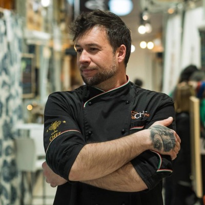 Doriroga's tweet photo. Poesías y versos recitados por Fabio Bussotti, en el showcooking literario de The Authentic Italian Table-Ritual del Risotto - @Nutriguia  #TrueItalianTaste #TheAuthenticItalianTable @CCISMadrid 
https://t.co/HENINOYxVc https://t.co/tnC7ZFC66W
