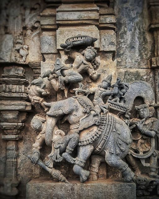 VRIyyer's tweet photo. The amazing carvings which bring stories to life 💙

A carving depicting the fight between Bheema and Bhagadatta at Chennakeshava temple, Beluru. https://t.co/GLOIizYJX5