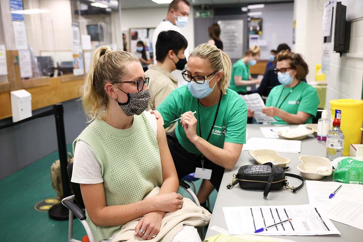 Risk of covid-19 infection plummets 21 days after a vaccination bit.ly/3iVttLI