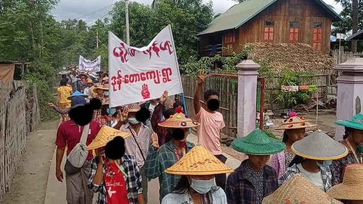 SayuriniIII's tweet photo. Hundreds of people from #Sarlingyi Tsp and #Yinmabin Tsp, #Sagaing Region rallied and marched against the military regime.

#UnfetteredAccessForAids
#June22Coup
#WhatsHappeningInMyanmar https://t.co/pkBBDRYumF