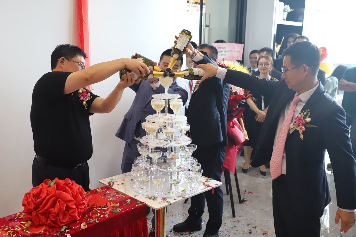 YHLObiotech's tweet photo. Congratulations! YHLO relocated, a new start to excellence!
As YHLO grows, the International Business Unit and Instrument R&amp;D Center of YHLO relocated to an upgraded, spacious and commodious office within Shenzhen Wisdom Plaza on June 19, 2021. https://t.co/12ANvGgOlT
