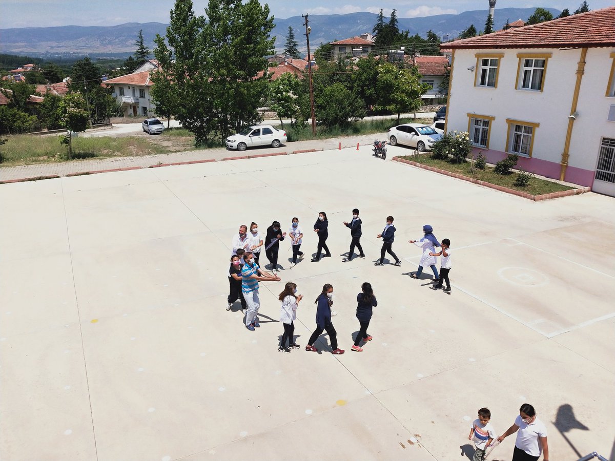 OsmanGaziPazar's tweet photo. Halk oyunlarımız geçmişten geleceğe en önemli köprülerimizdendir.
#ellik 
@ziyaselcuk
@Murat4Kucukali 
@IlcePazar 
@MesutCITAK60 
@hasankazanci29 
@songul_karakuzu 
@gzdsaygili https://t.co/8eXnhN3ahA