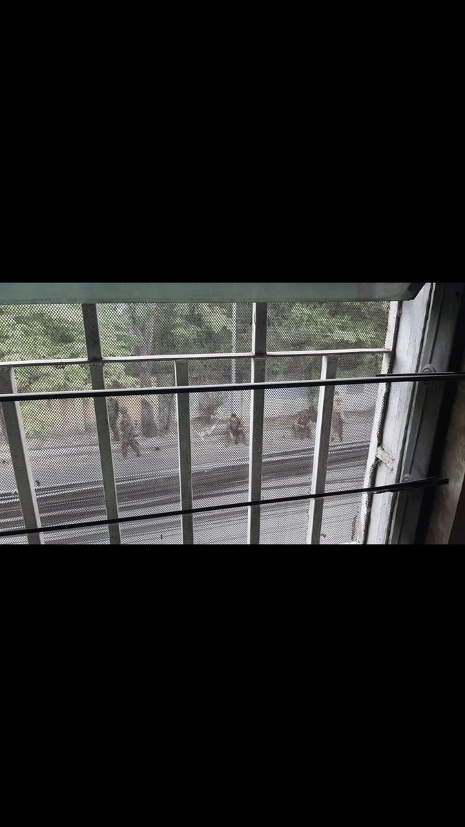 Around 2:00 PM, the SAC Terrorist Group deployed at 69th Street and 35th Street-Theik Pan Road in Mandalay.

#June22Coup #WhatsHappeningInMyanmar