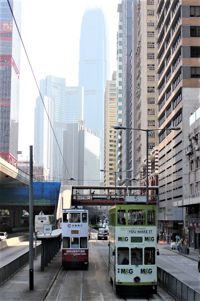 福岡市地下鉄 公式 路面電車シリーズ6 今回は香港の路面電車をご紹介します 摩天楼に向かって走る２階建路面電車に乗って 風を感じながら気ままに旅行できる世の中に早く戻ることを願っています 郊外には軽鉄と呼ばれる路面電車も走っています