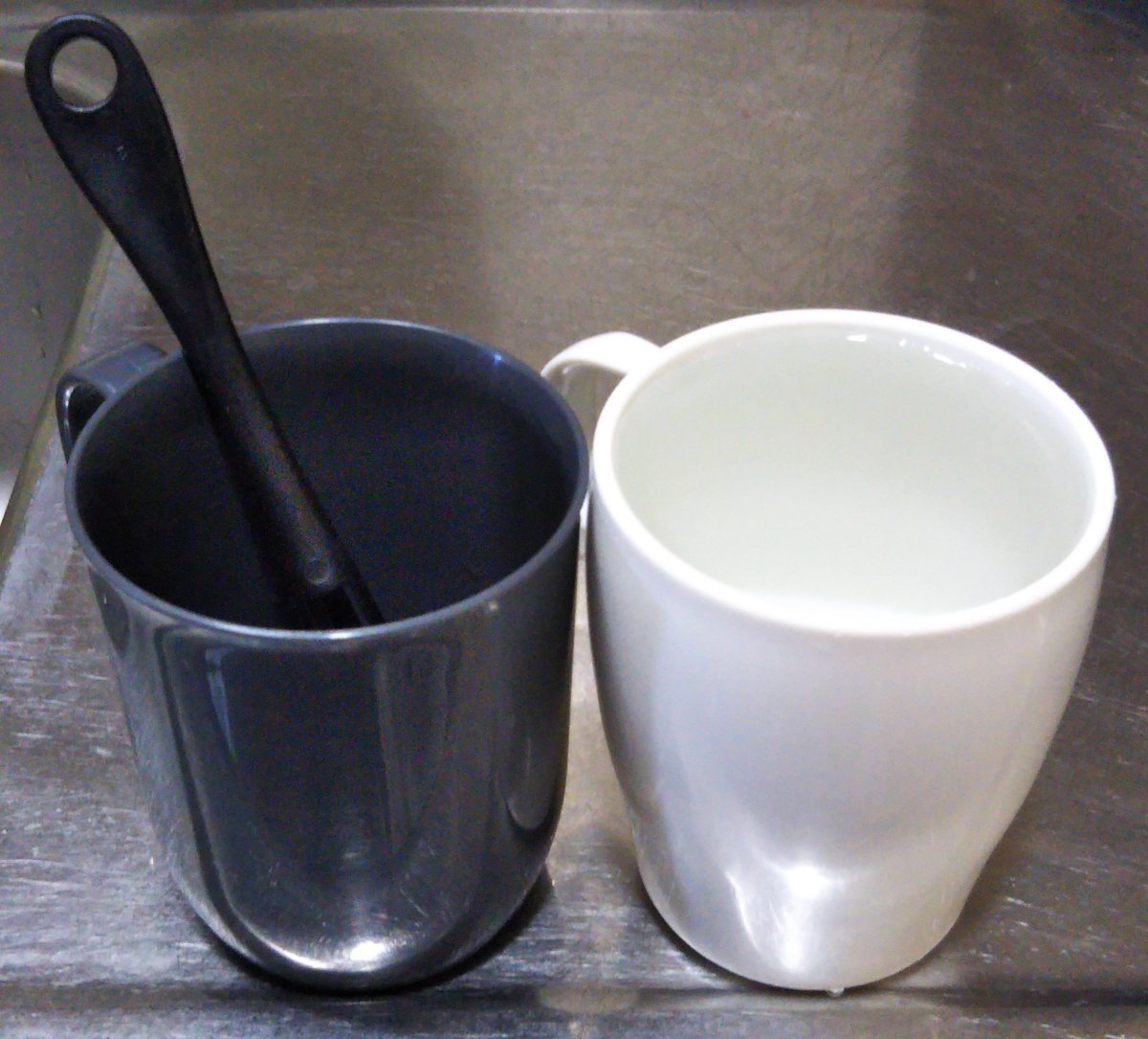 ArcturusCapella's tweet photo. ☕時短簡単美味珈琲☕

溶けるヤツは不味いし💧
挽き豆＆フィルターは
美味しいけど色々面倒💦
٥🤔๑
  ⬇️
同カップを②つ用意し,
①つには濃い珈琲にするため
市販のdrip coffeeを2個セット
もう①つには水を入れ
4分位(280ml)レンジでチン⚡
ゆっくり注いだら完成✨

キリマンジャロが好き❣️
✨☕😏✨ https://t.co/jDROvef4hA